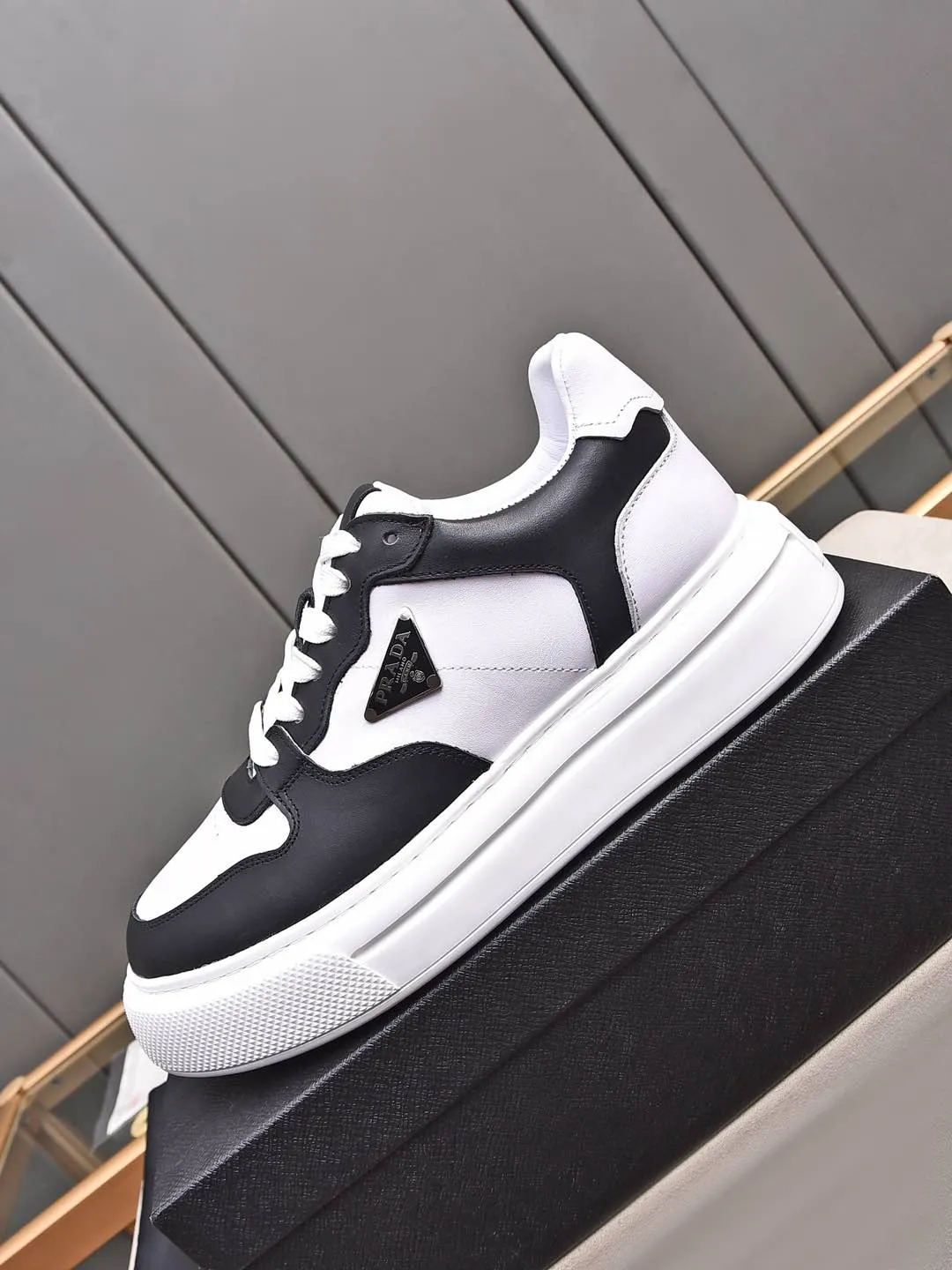 Men's shoes 💰500 Prada/Prada Men's new casual shoes, this upper is made of imported calfskin. The outside is decorated with the P family's classic metal triangle enamel logo, with cowhide lining and cowhide for the foot pads. The outsole is made of non-slip sports exclusive rubber outsole with logo, which feels good on the feet. It is a fashionable and fashionable item!  Size: 38-44 (45 customized)